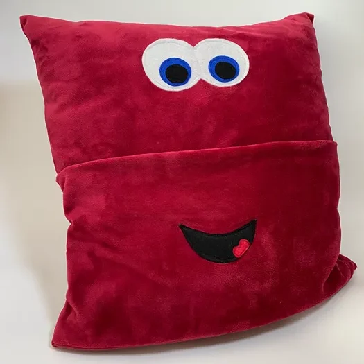 Kuschelkissen mit lustigem Gesicht für Kinder, erhältlich über Kindergeburtstage von Atelier Wolke 8 in Schliersee