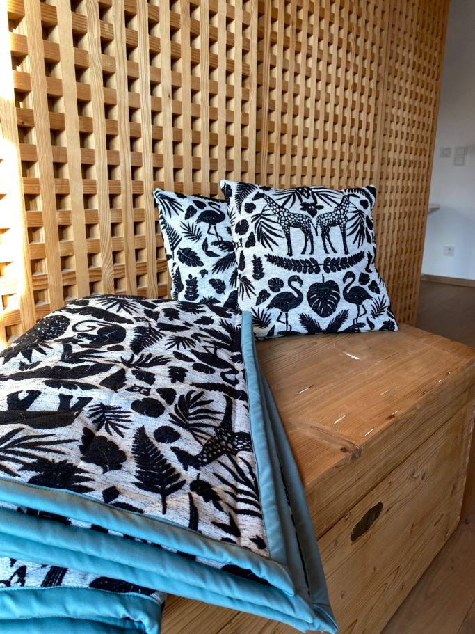 Decke und Kissen mit schwarz-weiß Dschungelmuster