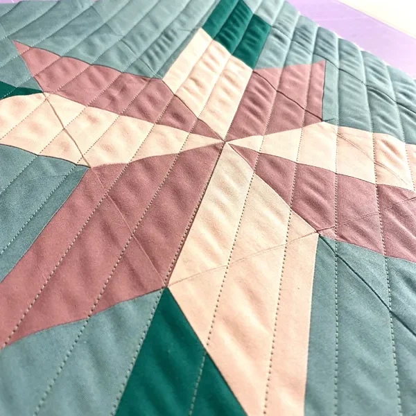 Handgenähte Patchwork-Blüte im Quilt-Stil für ein Kissen nach Maß von Atelier Wolke 8, Schliersee