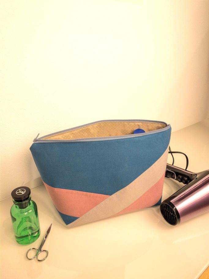 Großer Kulturbeutel mit abstrakt-grafischem Motiv