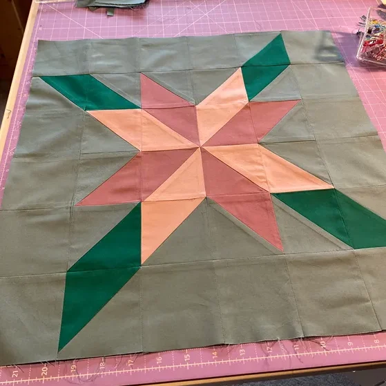 Patchwork Blüte für ein handgenähtes Kissen nach Maß von Atelier Wolke 8 in Schliersee