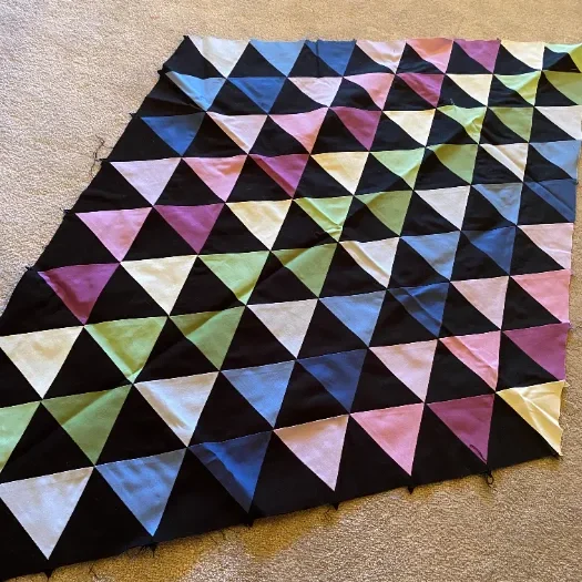 Patchwork aus Dreiecken, Basis für handgenähte Kulturbeutel von Atelier Wolke 8 in Schliersee