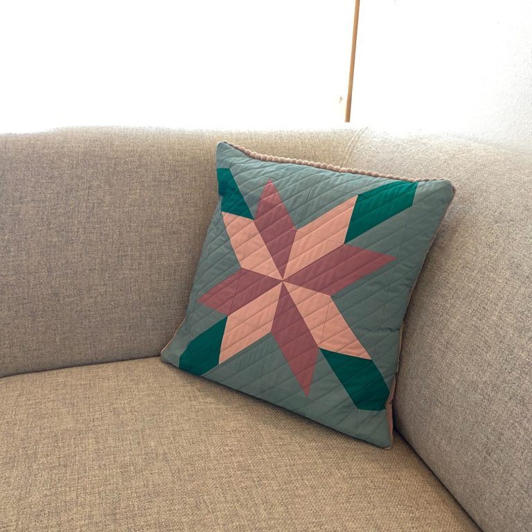 Kissen mit Patchwork-Blüte